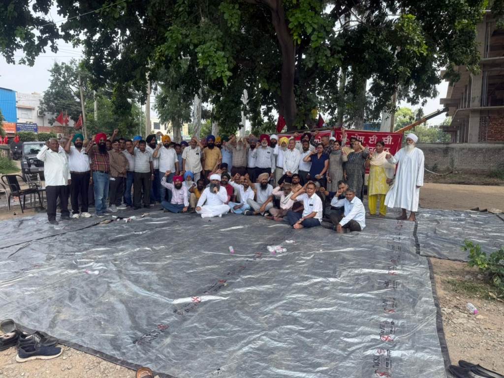 Dharna by Powercom employees in support of employees demands